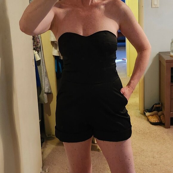 GORGEOUS, FUN, AND SEXY BLACK STRAPLESS SHORTS ROMPER! - Picture 1 of 9